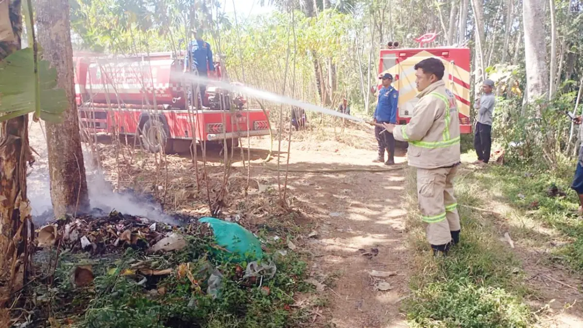 Memadamkan api yang membakar lahan tebu