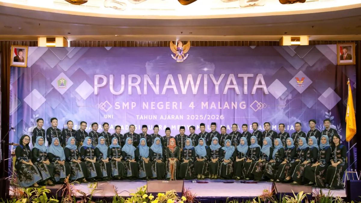 SATU VISI: Para guru dan karyawan SMPN 4 Kota Malang selalu kompak dalam melaksanakan tugas membimbing para siswa menuju pintu gerbang kesuksesan. 