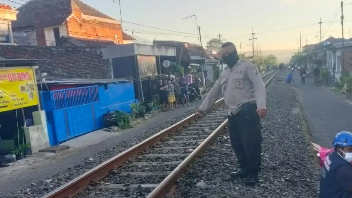 Polisi menunjukkan tempat kejadian lansia tertemper KA Arjuna Express di Polowijen. (Humas Polresta Malang Kota)