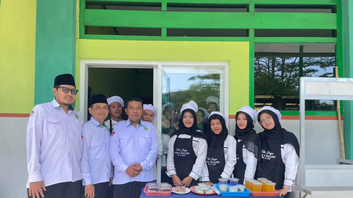 SDM BERKUALITAS: Para guru MAN 3 Malang menyaksikan siswa-siswinya mengasah keterampilan beberapa waktu lalu.