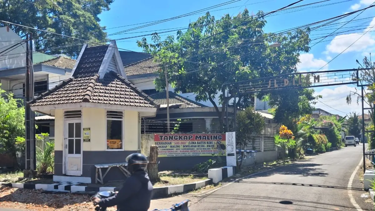 WASPADA: Warga RT 4 RW 9 Kelurahan Lowokwaru, Kecamatan Lowokwaru memasang banner sayembara tangkap curanmor berhadiah. 