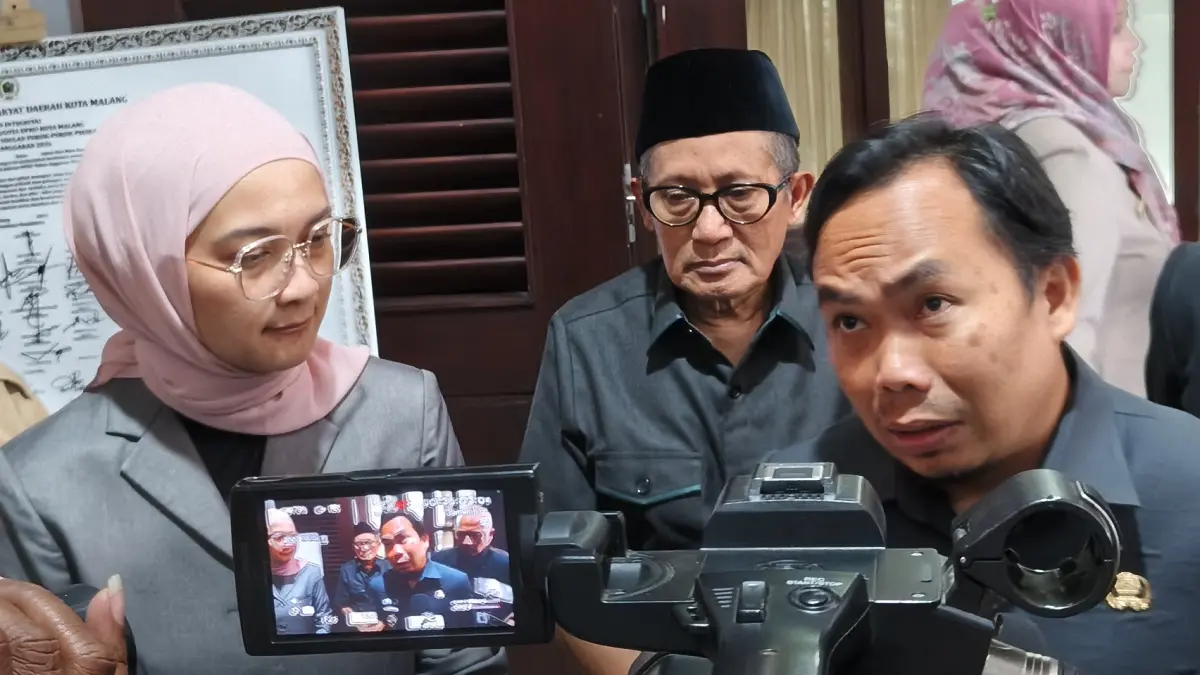 Wawali Kota Malang Ali Muthohirin (kanan) menyampaikan terkait prioritas tambahan anggaran kesehatan kepada awak media. (Andika Satria Perdana/Radar Malang)