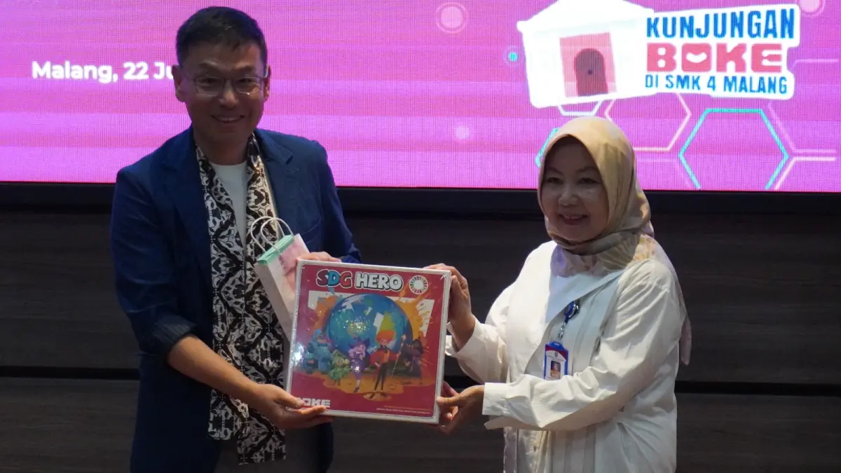 APRESIASI : Pemberian cendera mata oleh Vice President of Public Affairs BOKE Technology Wang Chen kepada Kepala Cabdindik wilayah Kota Malang-Batu  Dr Hj. Hastini Ratna Dewi MPd, Rabu (22/7).