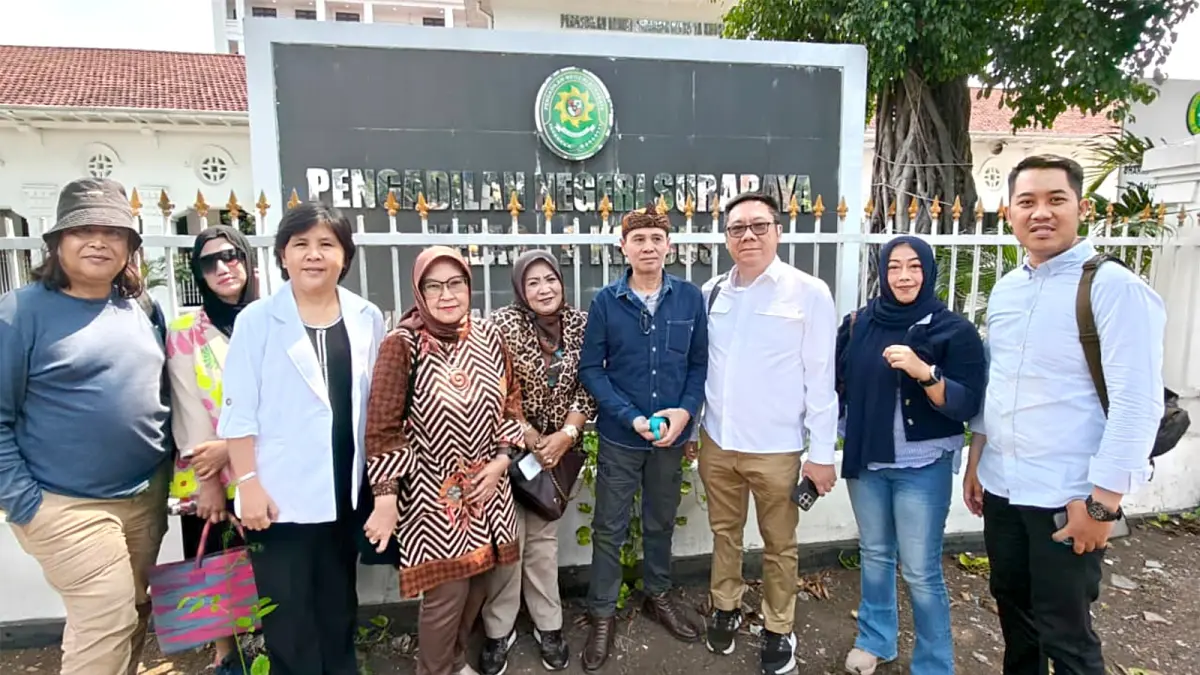 BERHARAP DIHUKUM MAKSIMAL: Advokat Gunadi Handoko (tiga dari kanan) setelah mengikuti jalannya sidang perdana perkara rudapaksa di Pengadilan Negeri (PN) Surabaya, kemarin (23/7). (Gunadi Handoko For Radar Malang)
