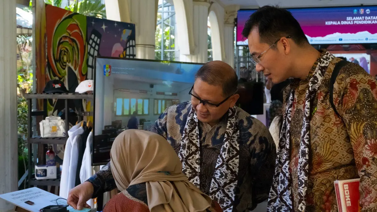INOVATIF : Kepala Dispenprov Jatim Dr Aries Agung Paewai SSTP MM bersama Delegasi BOKE Technology China melihat secara langsung pameran hasil karya siswa SMKN 4 Kota Malang dari delapan konsentrasi keahlian.