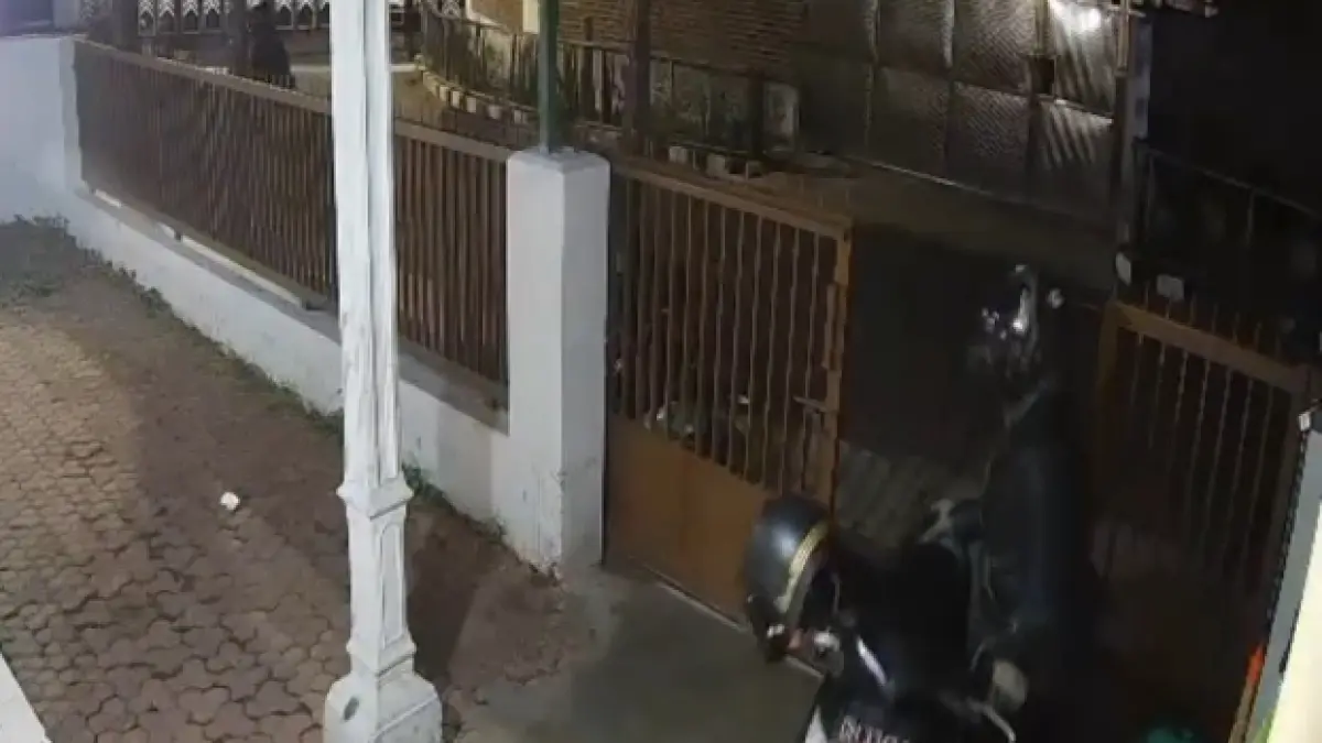 ITU MALINGNYA: Sesosok pencuri terlihat CCTV membawa kabur motor Beat di Sukun (14/7).