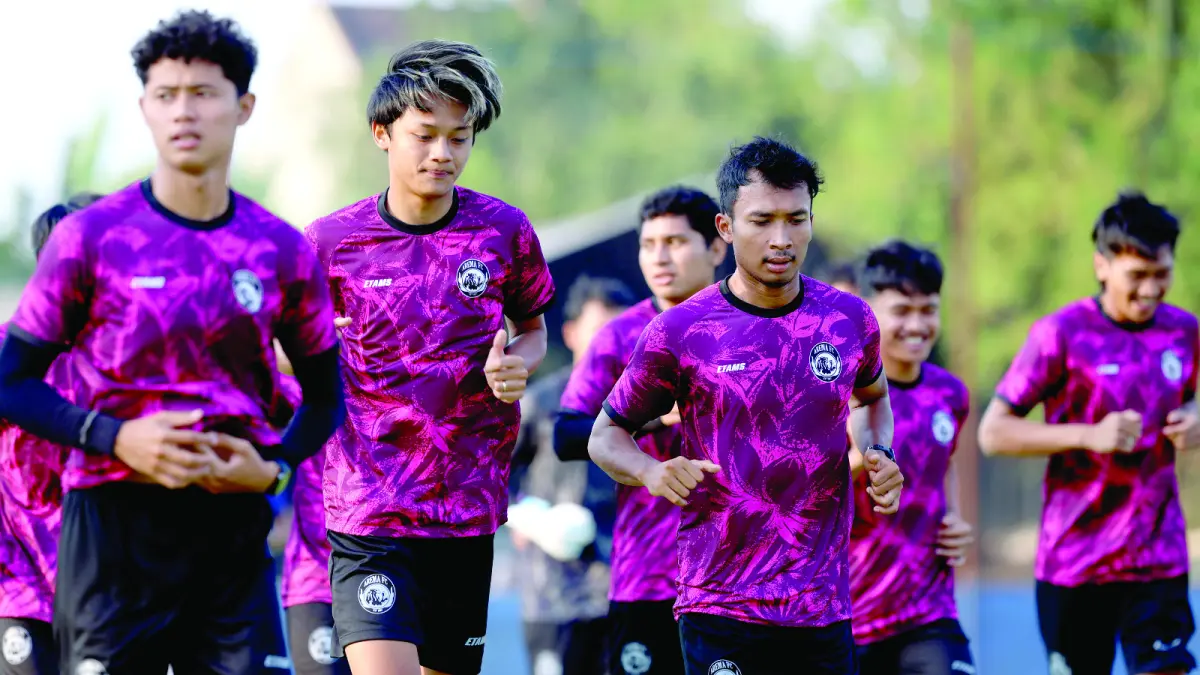 JADI ANDALAN: Penggawa Singo Edan berlatih dalam sesi latihan di Dreams Football Pitch, Pakis, beberapa waktu lalu.  (foto: Darmono)