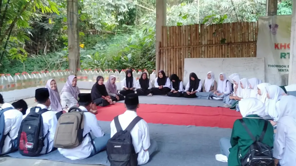 KEGIATAN RUTIN: Siswa-siswi SMK Sunan Ampel Kasembon berdiskusi.