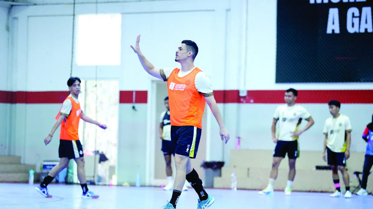 MAKSIMALKAN REGULASI BARU: Pivot Unggul FC Malang Wellington Pereira memberikan instruksi dalam sesi latihan di Unggul Sports Center. 