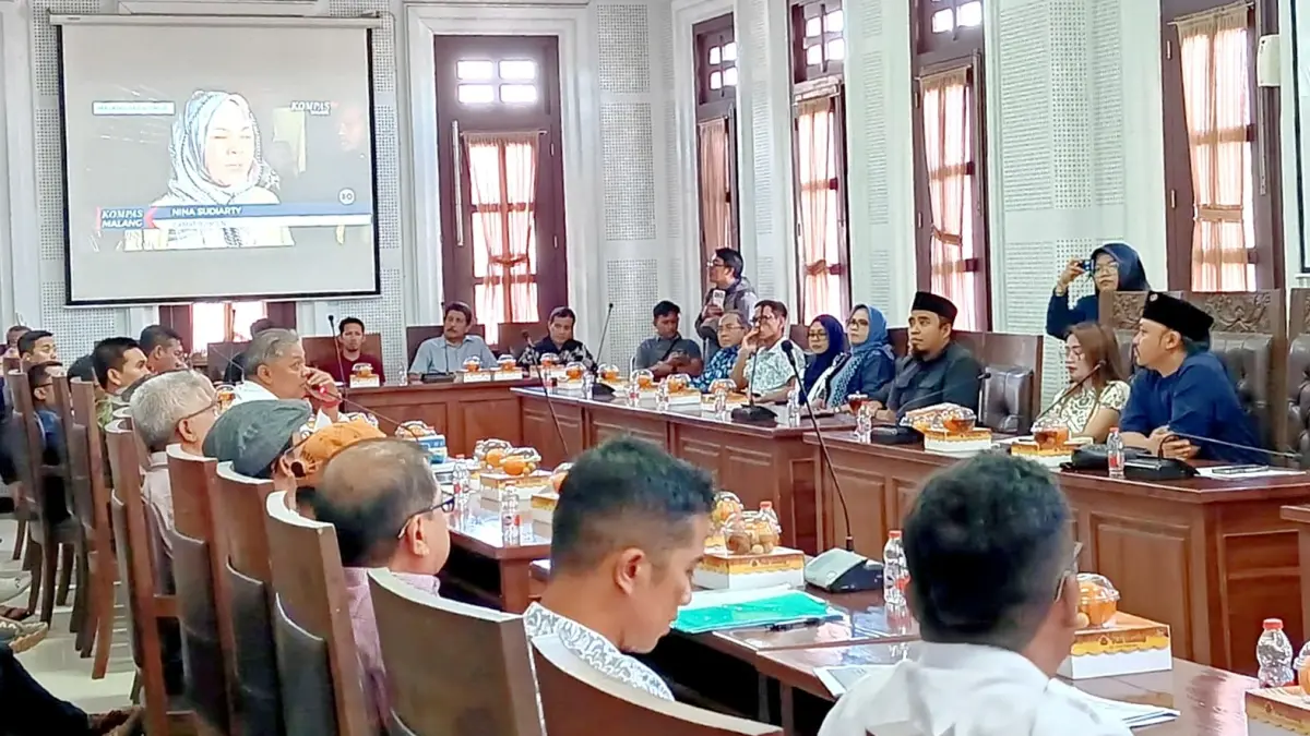 MENCUAT LAGI: Perwakilan warga dari empat perumahan melakukan audiensi dengan legislatif dan Pemkot Malang di lantai tiga Kantor DPRD Kota Malang, Rabu lalu (22/7). (Andika Satria Perdana/Radar Malang)