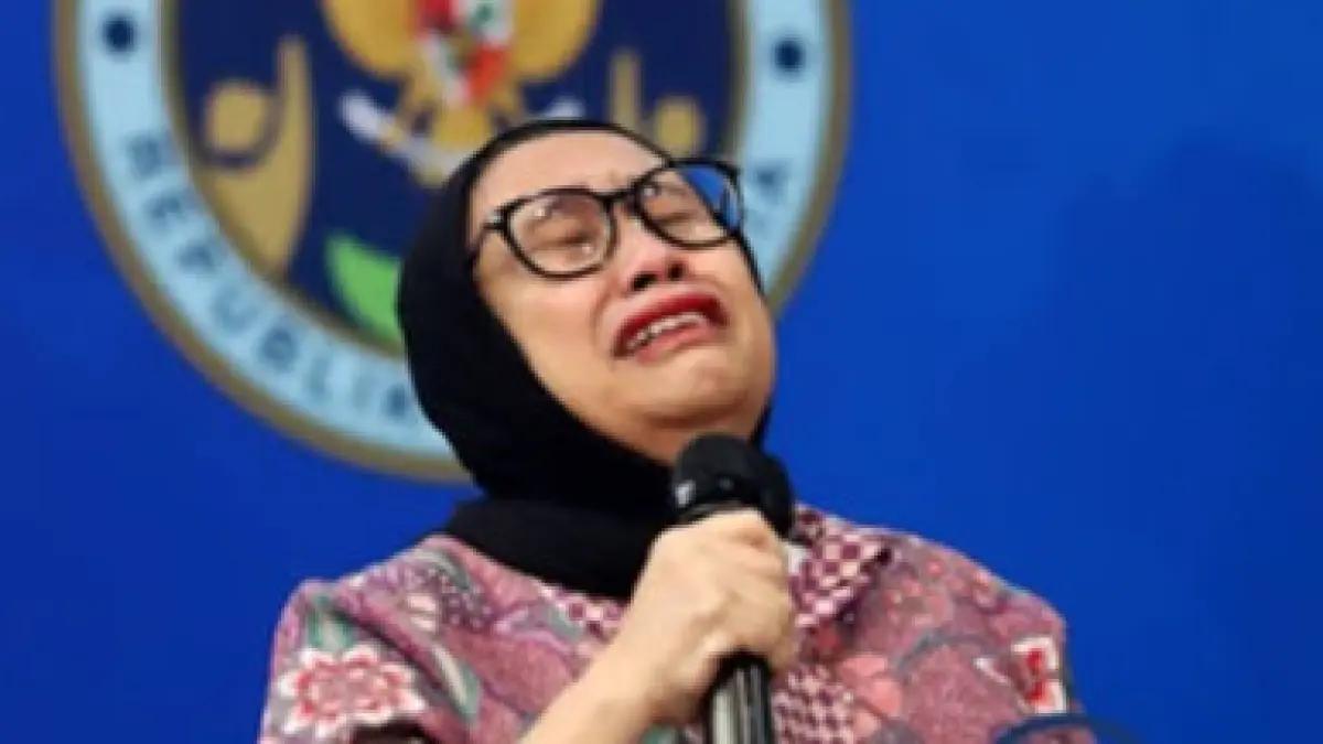 Nanik S. Deyang menangis. (Sumber: Facebook).