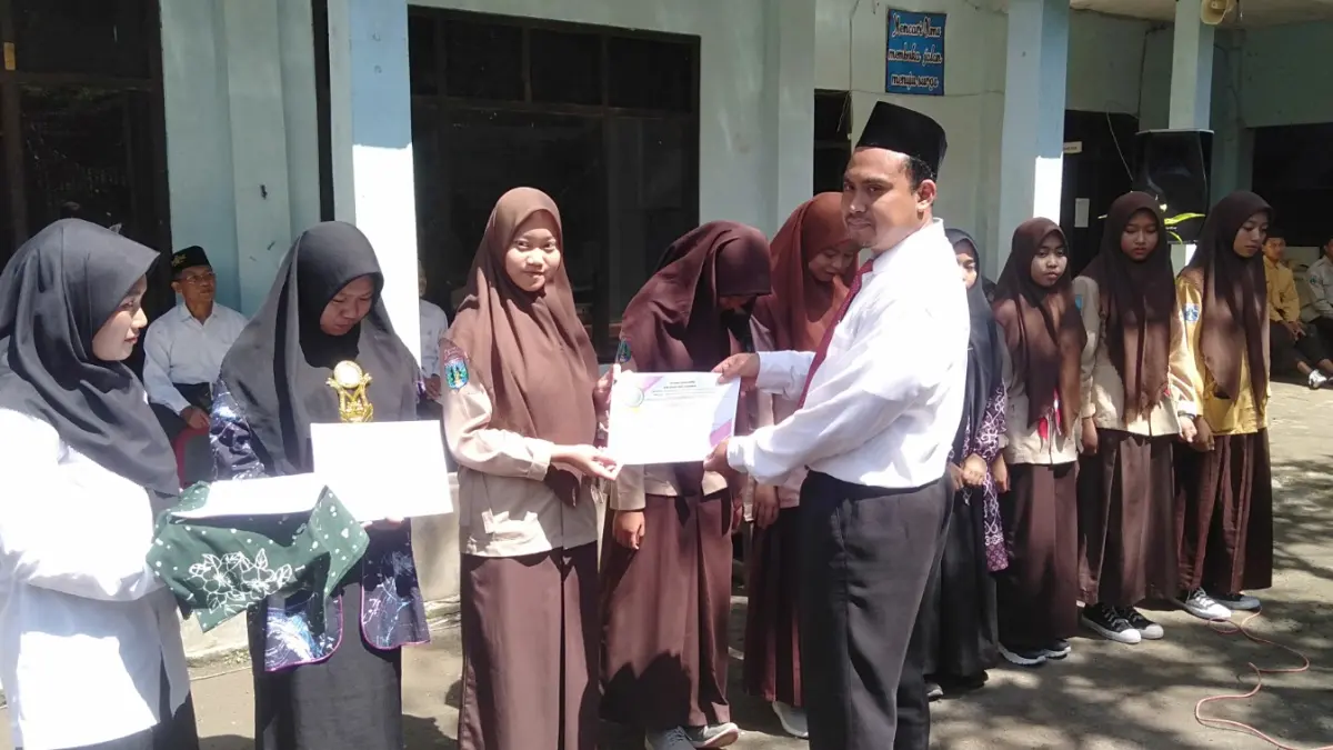 Penyerahan Penghargaan Siswa Berprestasi 