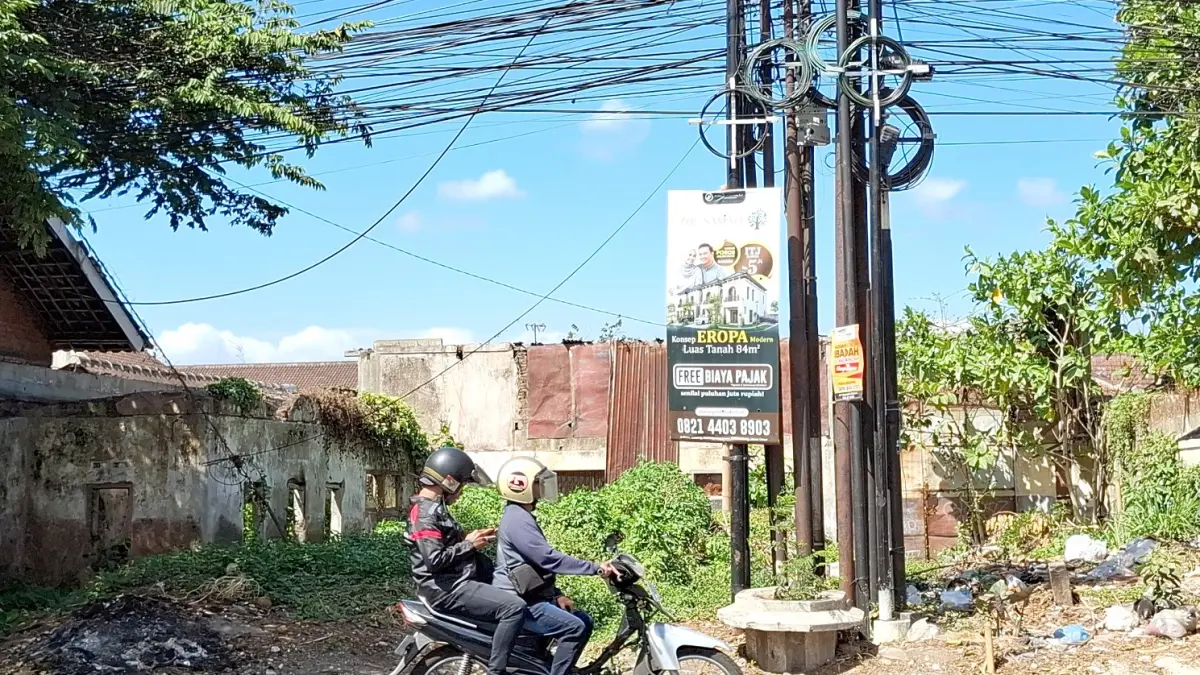 PUNYA CERITA: Bangunan di Jalan Kolonel Sugiono Nomor 383, Kelurahan Gadang, Kecamatan Sukun terbengkalai sejak beberapa tahun lalu. (Biyan Mudzaky Hanindito/Radar Malang)