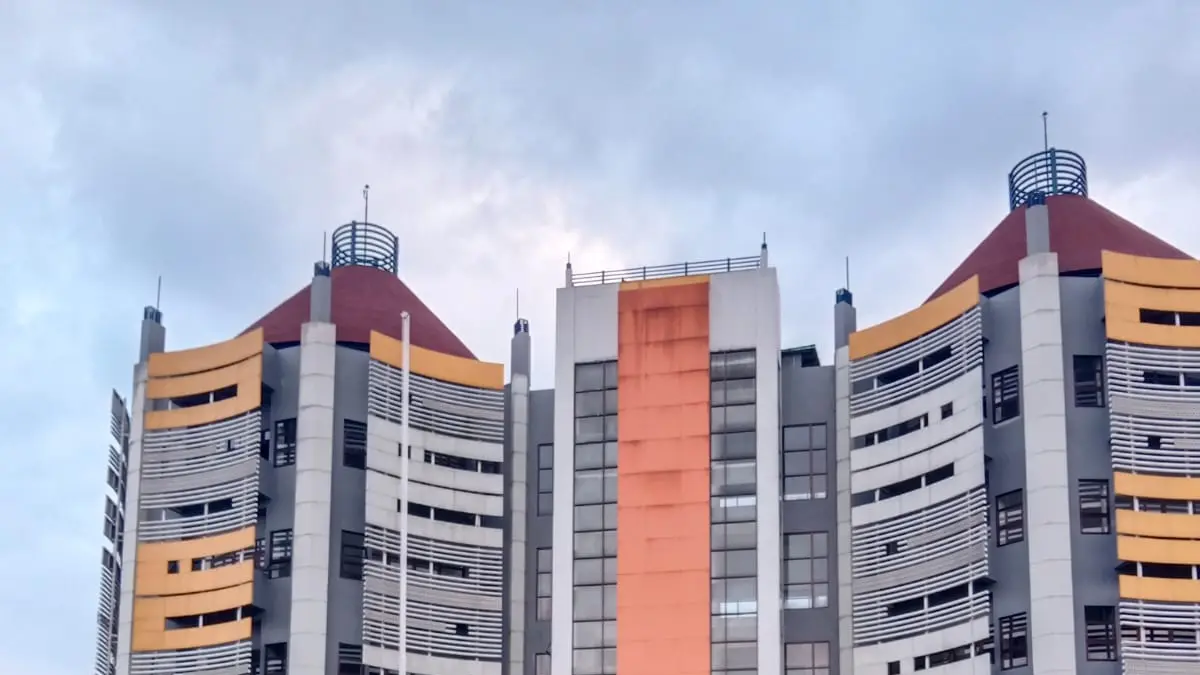 SANG PEMIMPIN: Kepala SMK Mutu Gondanglegi Munali berdiri di halaman sekolah.