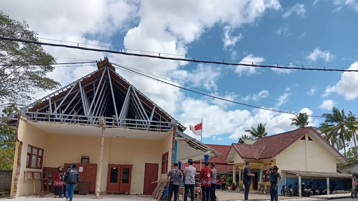 SEGER DIPERBAIKI: Tim DPKPCK Kabupaten Malang melakukan pengukuran ruang kelas SDN 01 Srigonco yang akan diperbaiki kemarin (23/7)