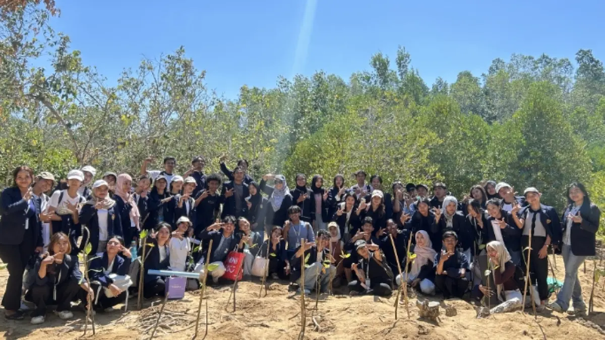 SEMANGAT: Mahasiswa Program Studi Ilmu Komunikasi UNMER Malang usai mengikuti kegiatan penanaman bibit mangrove di kawasan CMC Tiga Warna.