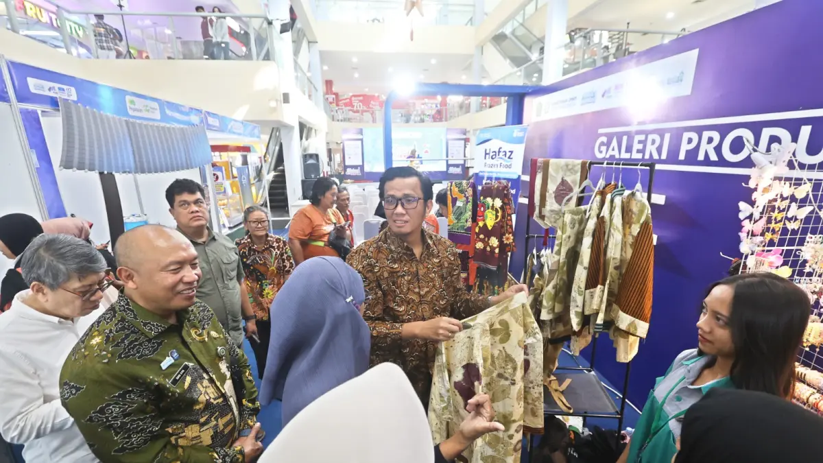 SUPPORT UMKM: Asisten Deputi Pemasaran Kemenkop Filer Beresnen Silaen (dua dari kanan) mengunjungi salah satu UMKM di Malang City Expo di Mal Malang City Poin, kemarin. 