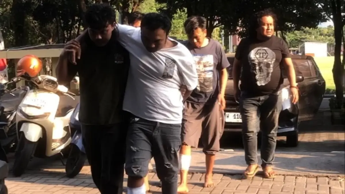 TAK JERA: Hendri (putih depan) dan Rosyid (belakang) dibekuk Jatanras Ditreskrimum Polda Jatim, (23/7) atas aksi curanmor 9 TKP di Kabupaten Malang. Foto: Sholeh Hilmi/Jawa Pos