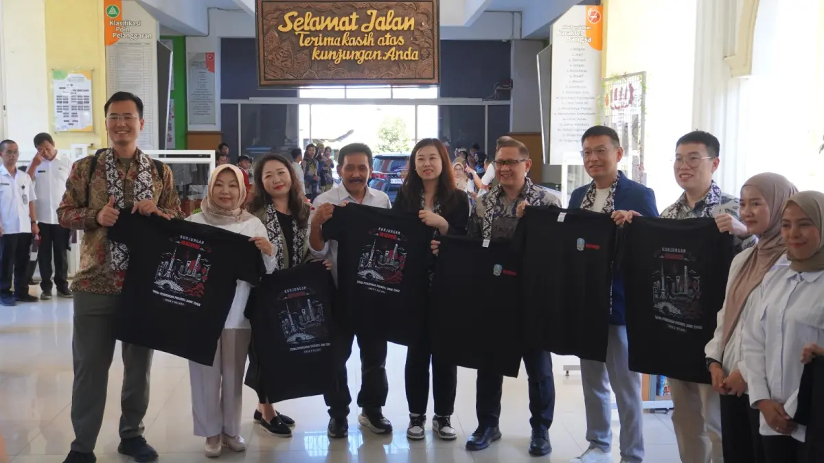TERBAIK : Kaos printing hasil karya Teaching Factory (TEFA) siswa SMK Negeri 4 Kota Malang dipamerkan saat Kunjungan Delegasi BOKE Technology China ke sekolah.