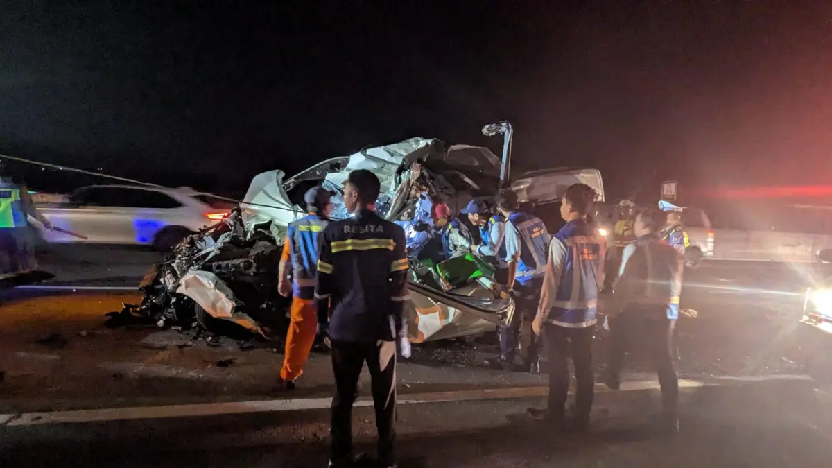 Toyota Hiace yang ringsek akibat kecalakaan