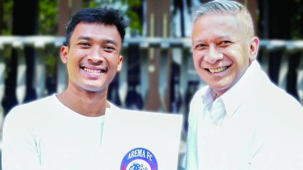 TURUN GUNUNG: CEO Arema FC Iwan Budianto (kanan) berfoto bersama dengan Robi Darwis setelah menandatangani kontrak.