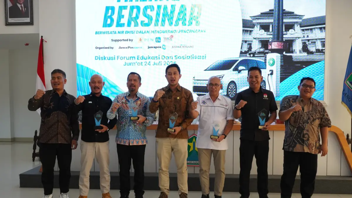 KOMITMEN BERSAMA: Dari kiri, Wapemred Jawapos.com Ahmad Suprianto, Kepala Dishub Kota Malang R Widjaja Saleh Putra, Plh Kepala DLH Kota Malang Gamaliel Raymond Hatigoran Matondang, Manager PLN UP3 Malang Sendy Rudianto, Ketua PHRI Kota Malang Agoes Basoeki, Wakil Sekretaris Asperda Zainudin, Direktur Jawa Pos Radar Malang Tauhid Wijaya hadir dalam forum group discussion di Mini Block Office Kota Malang, Jumat (24/7).