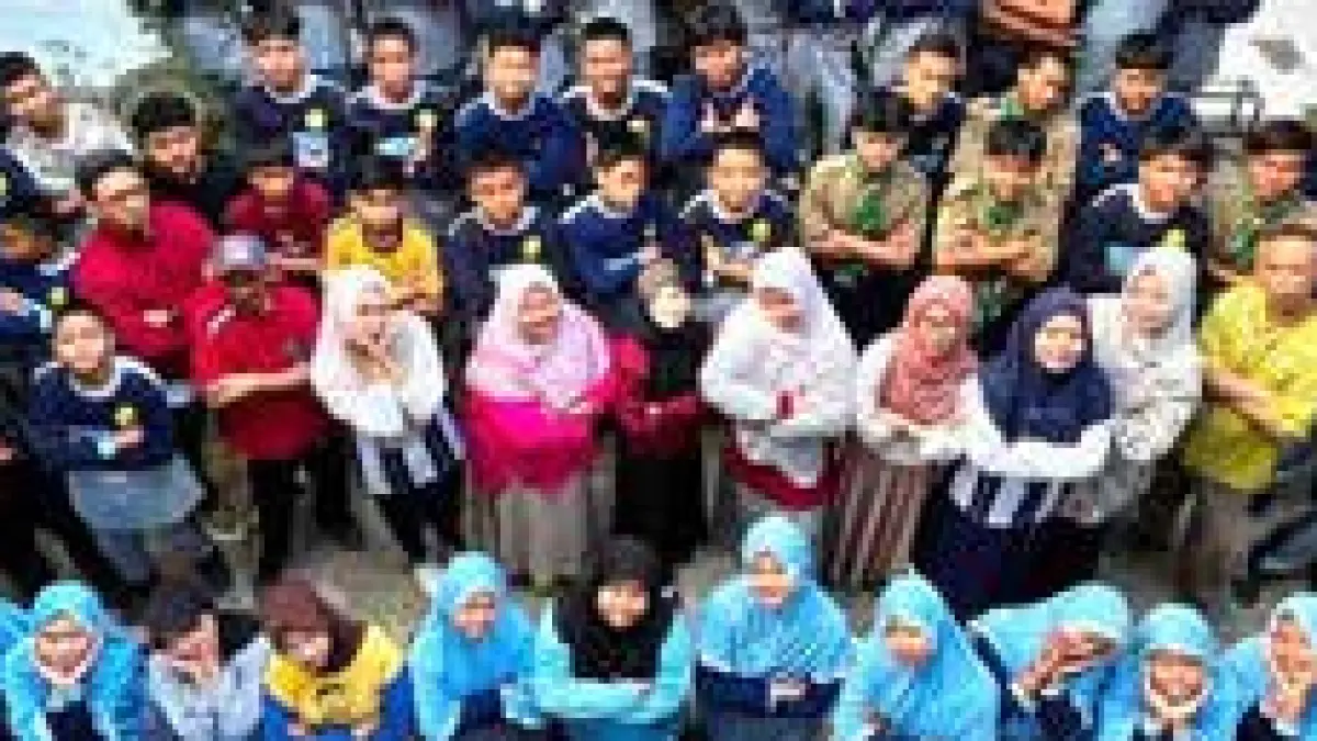 ANTUSIAS: Guru dan siswa baru SMP aisyiyah Muhammadiyah 3 Malang berfoto bersama setelah mengikuti kegiatan MPLS Tahun ajaran 2026/2027.