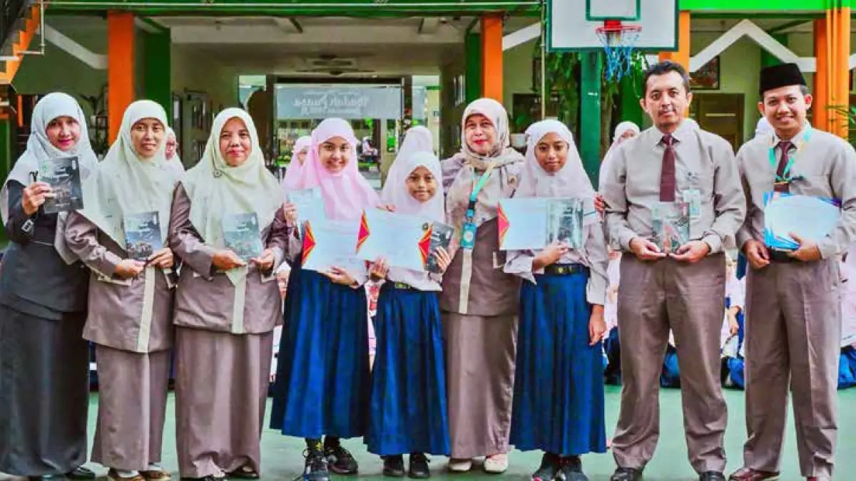 DAPAT APRESIASI: Kepala MiN 1 Kota Malang Siti aisah Sag MPd (empat dari kanan) mendampingi siswa dan guru berprestasi setelah upacara sekolah pada Senin 20 Juli lalu.