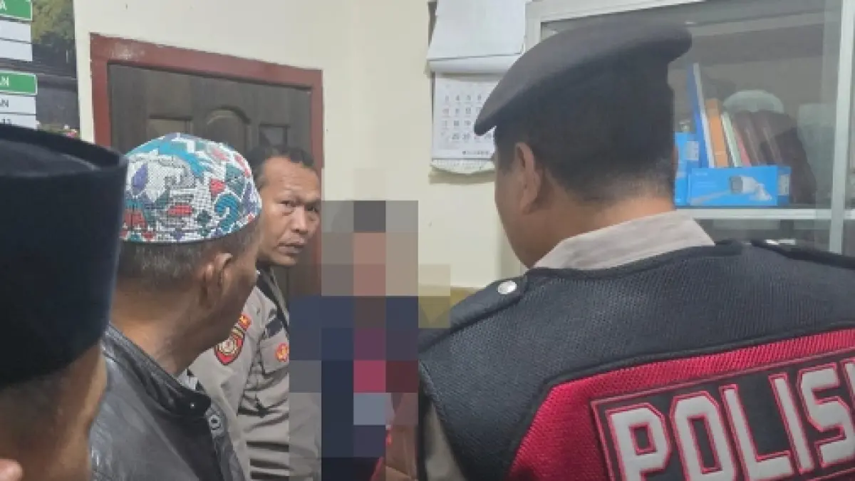 DITANGKAP: AP saat diamankan oleh petugas kepolisian. Foto: Polresta Malang Kota for Radar Malang