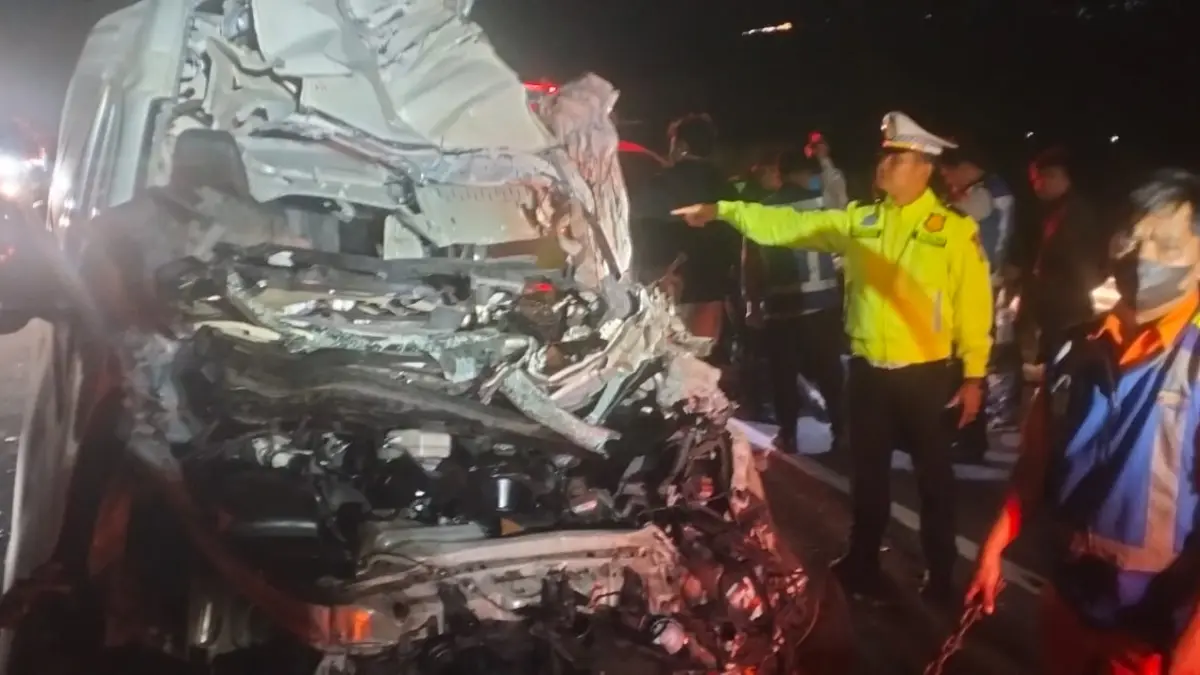 BARANG BUKTI: Toyota Hiace yang ringsek masih ngandang di halaman Mapolres Malang kemarin