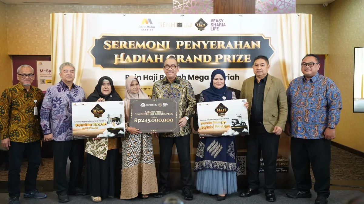 BERUNTUNG: Bank Mega Syariah menyerahkan hadiah Grand Prize Program Poin Haji Berkah Mega Syariah.