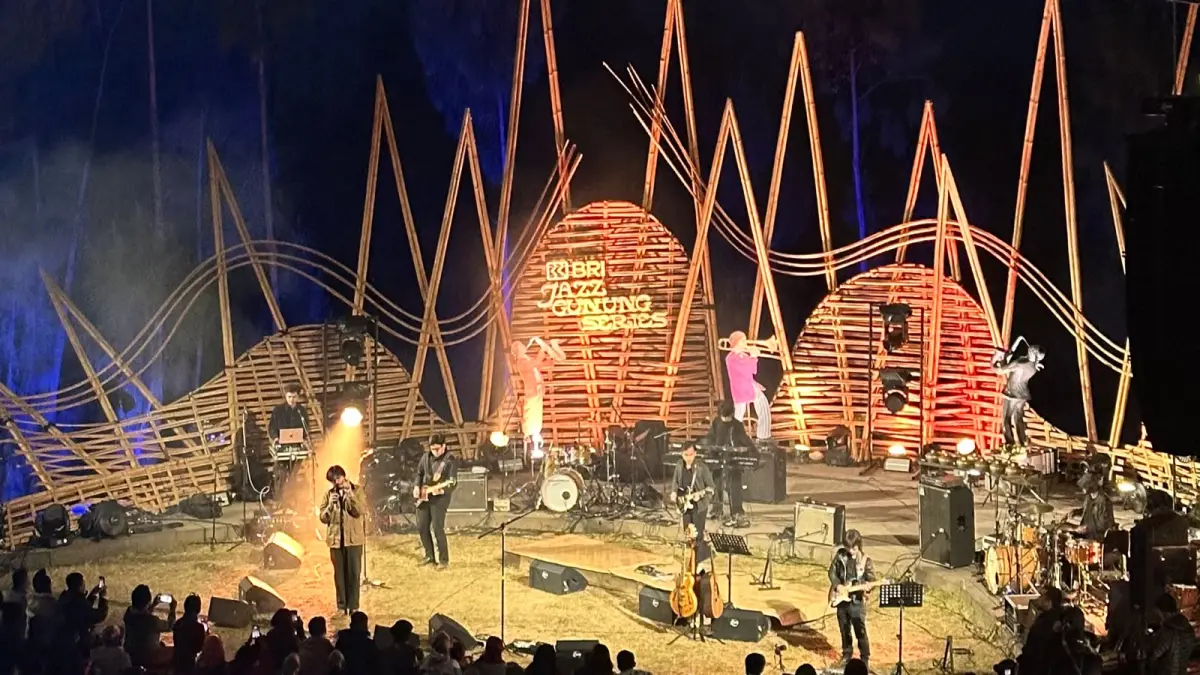 Bilal Indrajaya tampil untuk pertama kalinya di panggung BRI Jazz Gunung Bromo 2026 pada sesi Before Sunset, Jumat (24/7), di Amfiteater Jiwa Jawa Resort Bromo. (Sumber: Hanif Pratama/Radar Malang)

