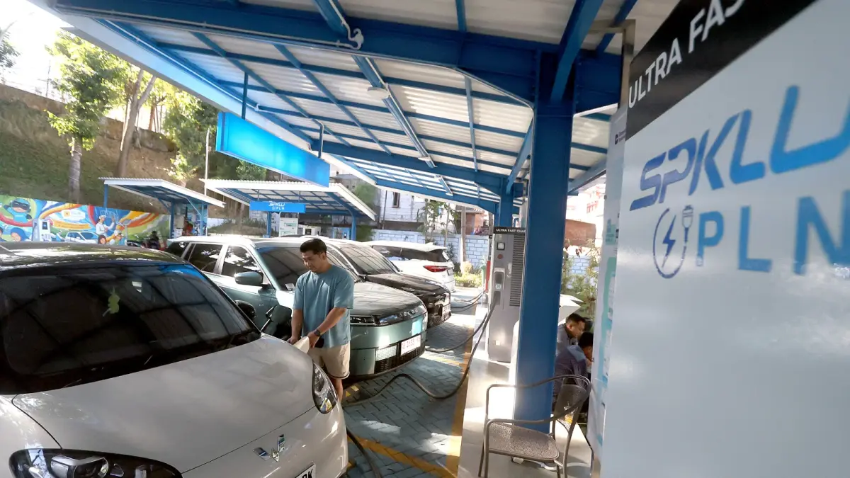 HARUS ANTRE: SPKLU di PLN UP3 Malang banyak diminati warga yang hendak mengisi daya mobil listriknya. (Darmono/Radar Malang)
