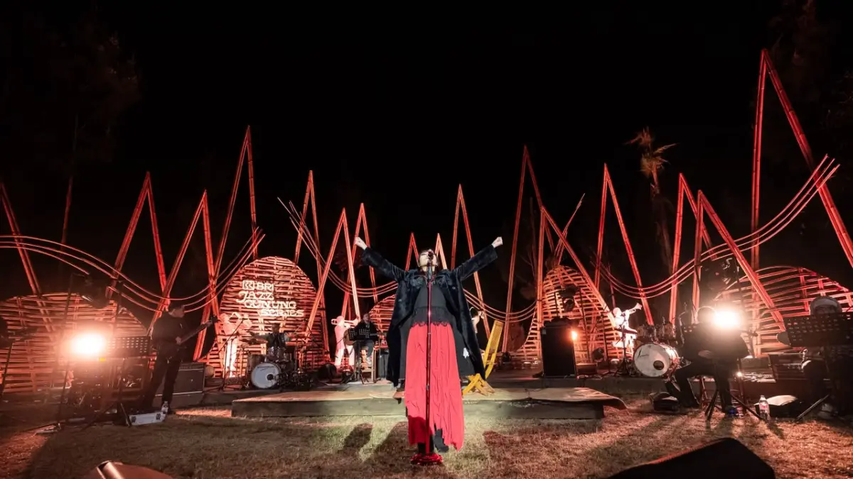 Isyana Sarasvati tampil sebagai penutup hari pertama BRI Jazz Gunung Bromo 2026 di Amfiteater Jiwa Jawa Resort Bromo, Jumat (24/7). (Sumber: Hanif Pratama/Radar Malang)