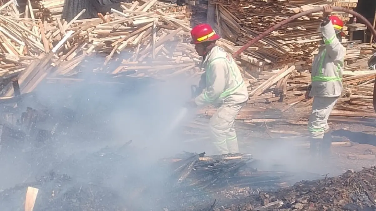 KEBAKARAN: Personel Damkar Kabupaten Malang memadamkan api sisa pembakaran sampah yang merambat ke area penyimpanan kayu di Pabrik Pallet, Desa Turirejo, Kecamatan Lawang kemarin.