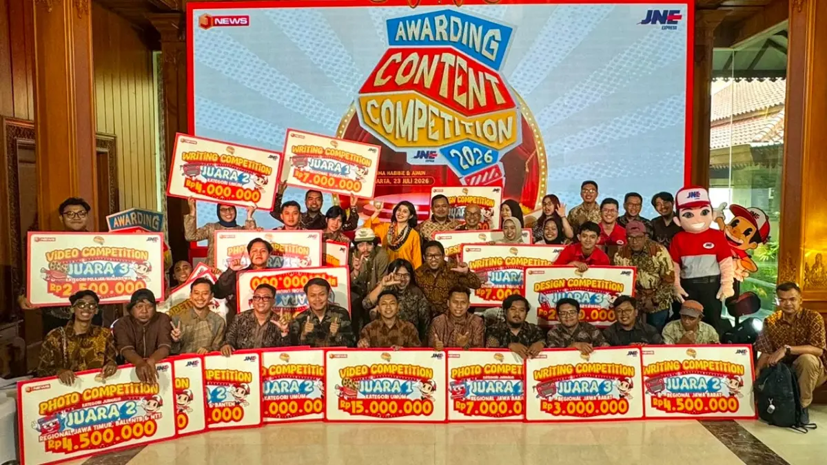 MENDAPAT APRESIASI: Sejumlah pemenang JNE Content Competition 2026 menerima hadiah di Wisma Habibie & Ainun, Jakarta Selatan.