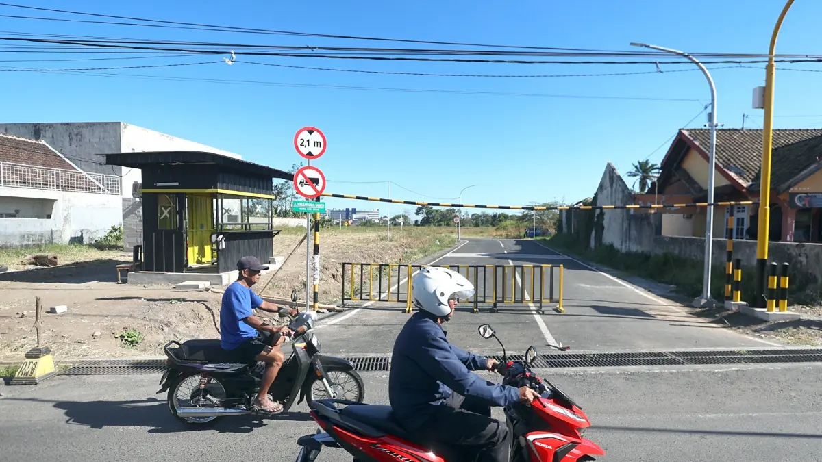 RAMBU SUDAH SIAP: Dua pengendara melewati calon jalan tembus di Griyashanta, kemarin. Pemkot Malang menggeser jadwal uji coba akses itu.