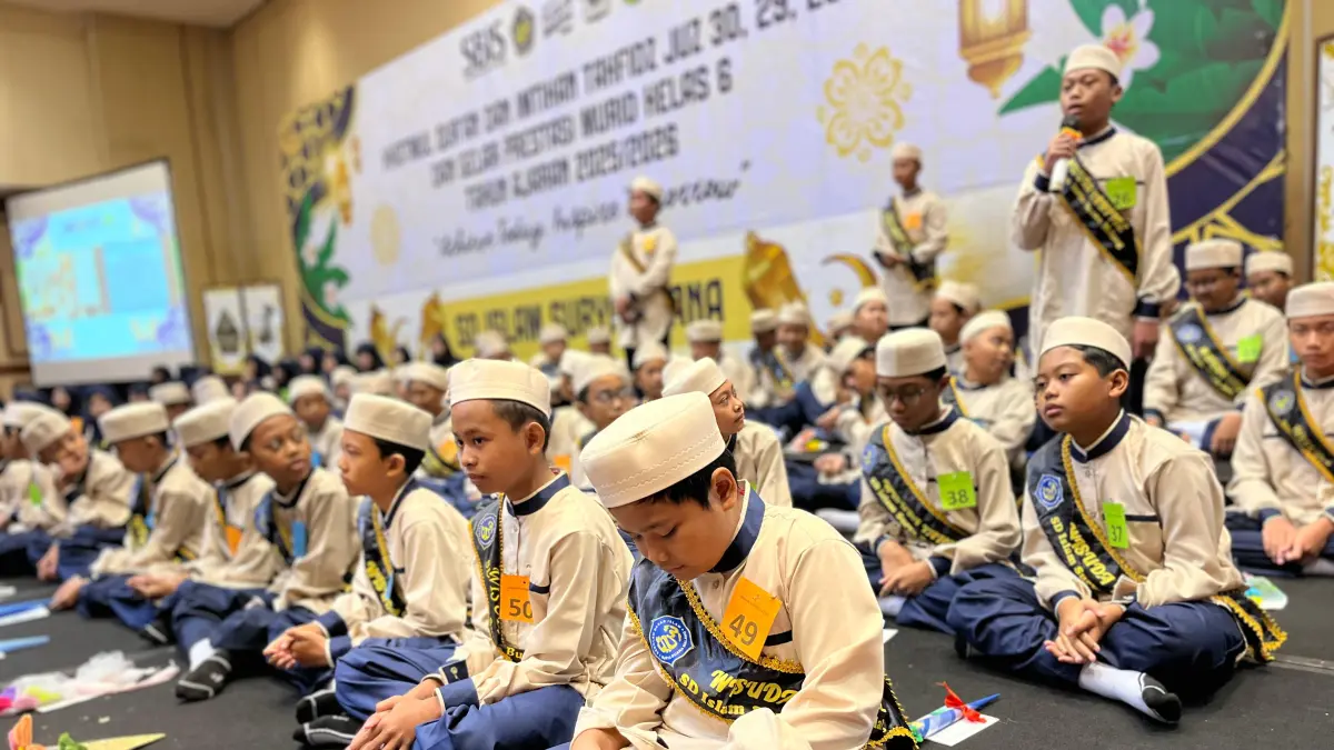 BANGUN KARAKTER:
Siswa SDI Surya Buana Malang mengikuti rangkaian kegiatan Khotmul Quran dan Imtihan Tahfidz Juz 30, 29, 28 serta Gelar Prestasi Murid Kelas 6.
