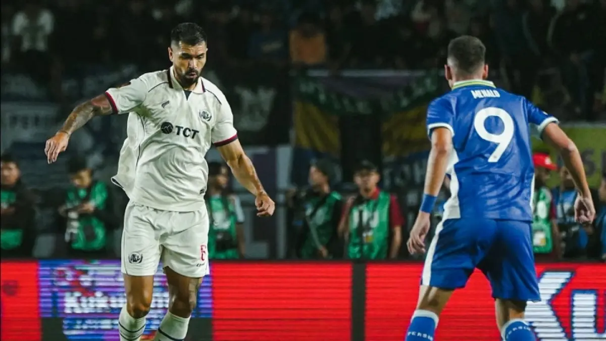 BELUM BERUNTUNG: Julian Guevara (kiri) berusaha melewati pemain Persib Bandung Luka Menalo di Stadion Si Jalak Harupat, Bandung, tadi malam (25/7). Foto: MO Arema FC for Radar Malang
