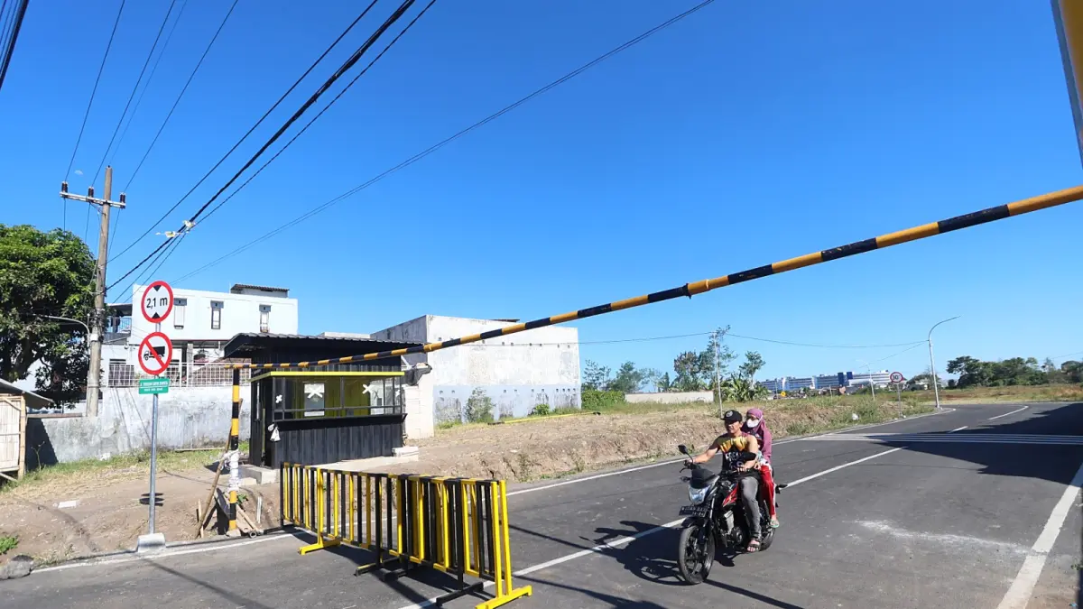 BERLANGSUNG 10 HARI: Kendaraan melintasi Jalan Tembus Griyashanta kemarin (26/7). Pembukaan jalan mulai diuji coba hari ini (27/7). (Darmono/Radar Malang)
