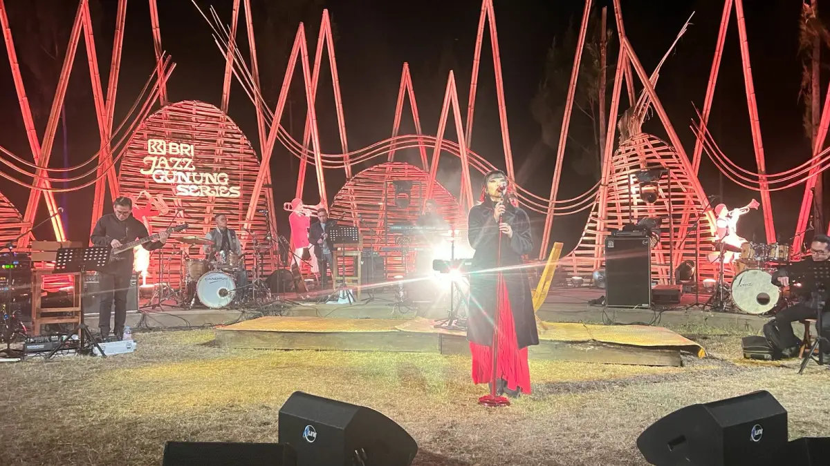 BIUS PENONTON: Isyana Sarasvati membawakan lagu berjudul Under God’s Plan yang punya nilai spiritual baginya, Jumat malam (24/7). Foto:&nbsp;BRI JAZZ GUNUNG BROMO 2026 OFFICIAL FOR RADAR MALANG