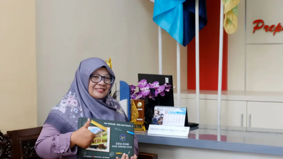 Endang Suprihatin, S.S, S.Pd.
Kepala SDI Surya Buana Malang
