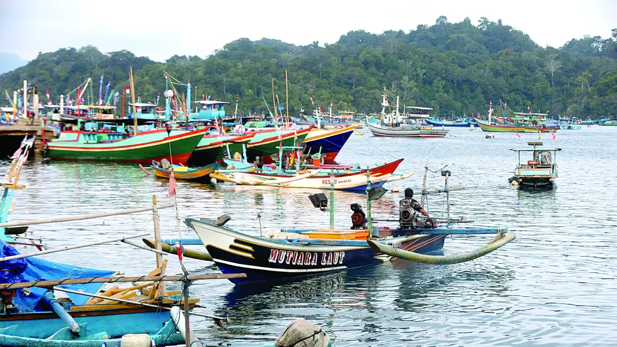 HAMBATAN MELAUT: Kapal nelayan parkir di Pantai Sendang Biru, Desa Tambakrejo, Kecamatan Sumbermanjing Wetan beberapa waktu lalu. Sebagian tidak melaut karena kesulitan mendapat solar.&nbsp;FOTO: DARMONO / RADAR MALANG