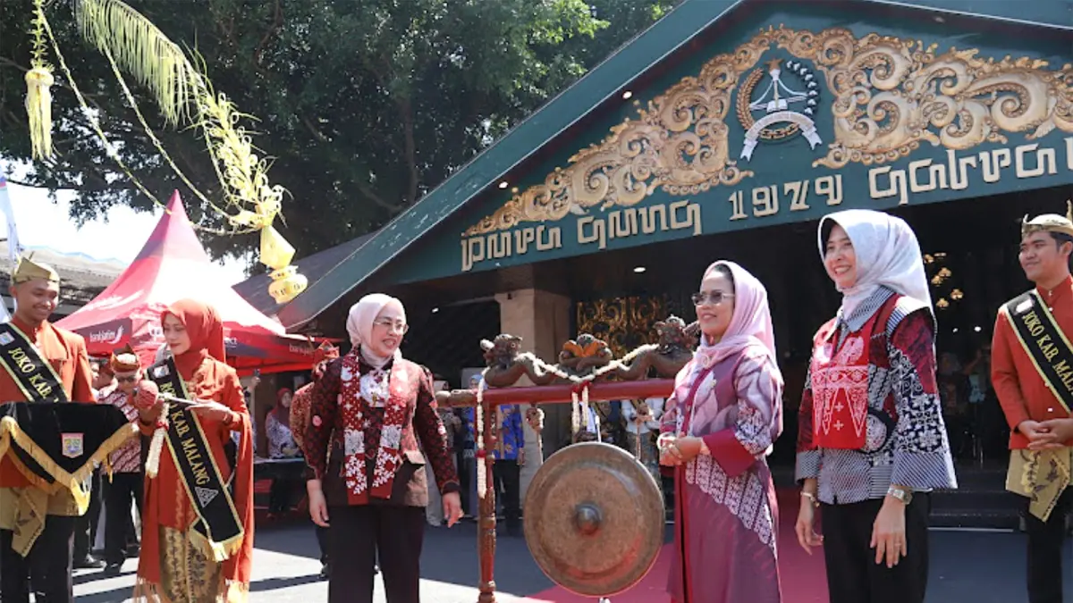 Ketua HUT Ke-1266 Kabupaten Malang Yetty Nurhayati (paling kiri) membuka acara peluncuran logo ulang tahun pada Sabtu (25/7). (Dokumen Prokopim Kabupaten Malang)