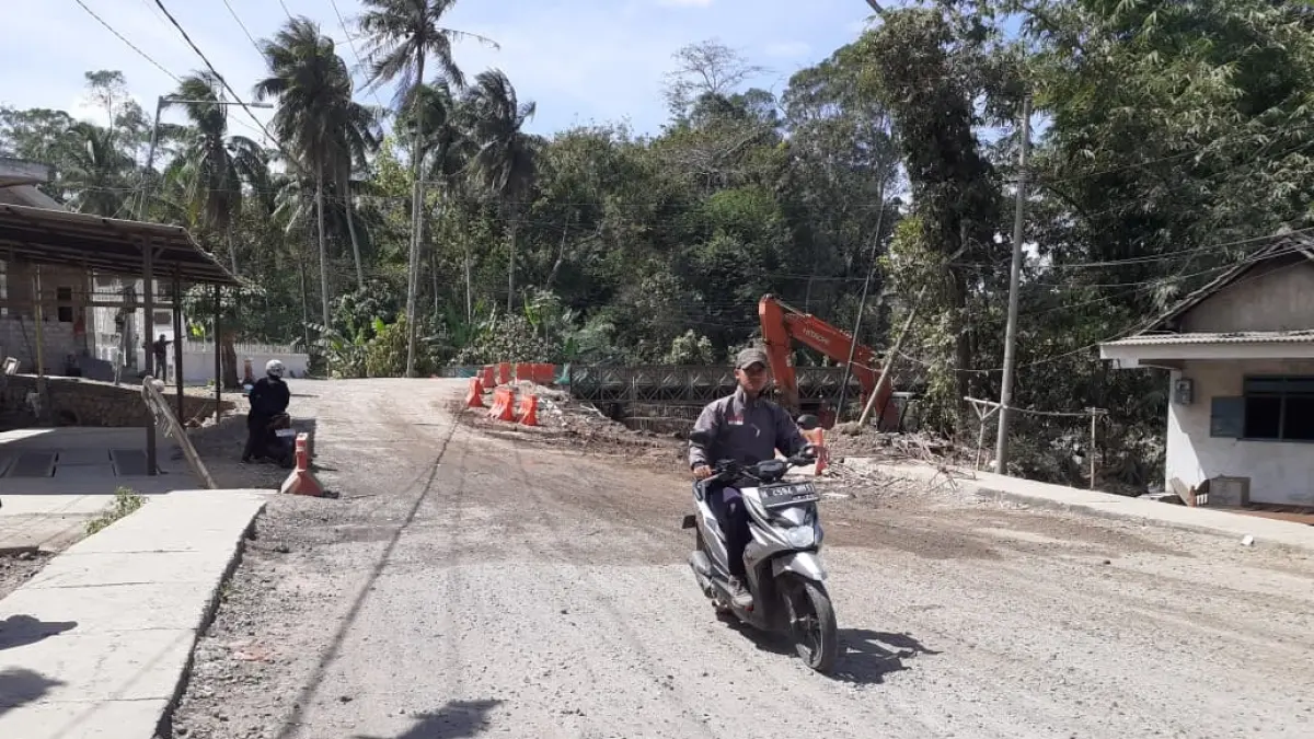 MAYORITAS MULUS: Kendaraan melintasi jalur utama menuju wisata Pantai Balekambang, Jumat lalu (24/7). Pengerjaan masih tersisa di area jembatan.&nbsp;