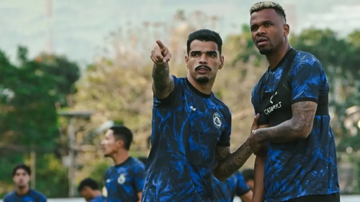 MENTERENG: Marcos Vinicius dan Gustavo Henrique berlatih di Lapangan Arcamanik, Bandung, Jumat lalu (24/7).
