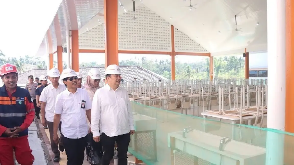 MONITORING: Sekda Kabupaten Malang Budiar Anwar bersama rombongan Kemensos meninjau proyek pembangunan SR Srigonco, Kecamatan Bantur kemarin (24/7).