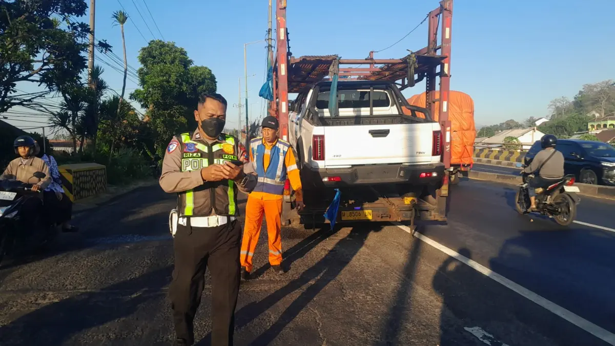 RAWAN: Petugas mengamankan lokasi usai kecelakaan (25/7).