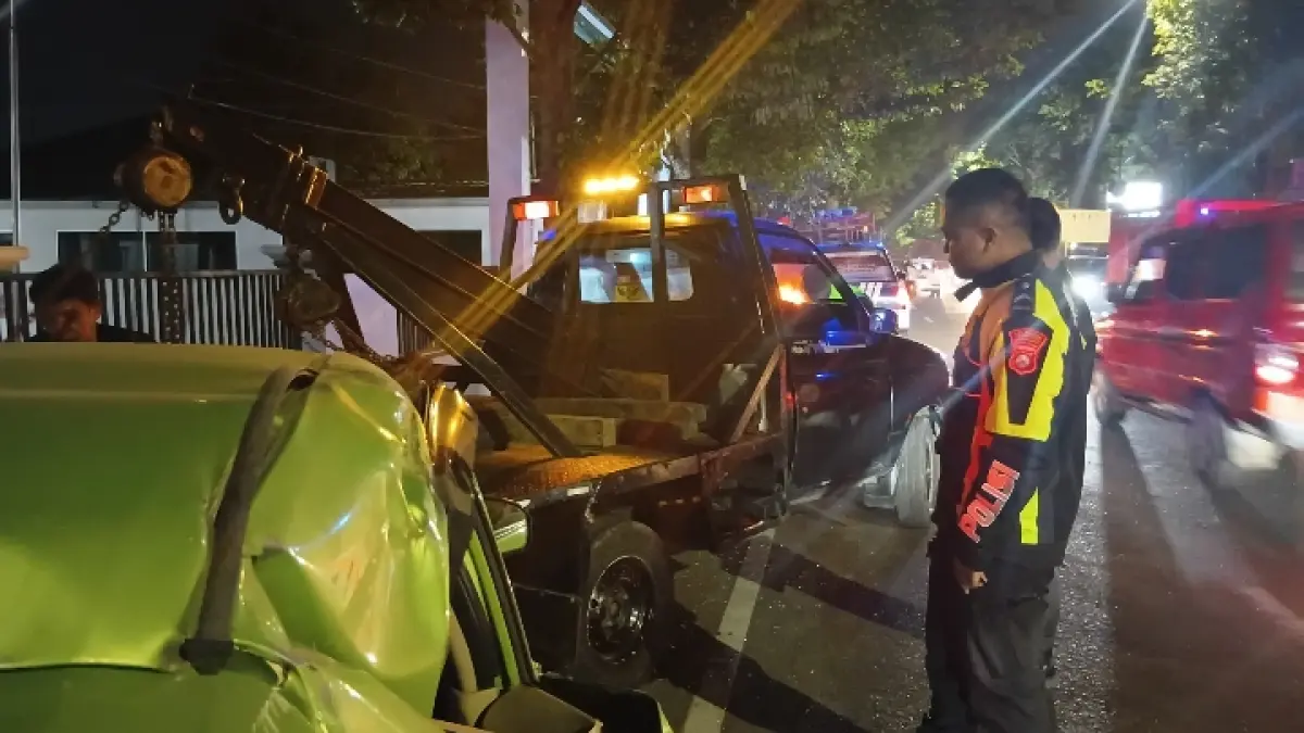 RINGSEK: Kondisi Brio usai kecelakaan di Rampal (25/7). Foto:&nbsp;Satlantas Polresta Malang Kota for Radar Malang