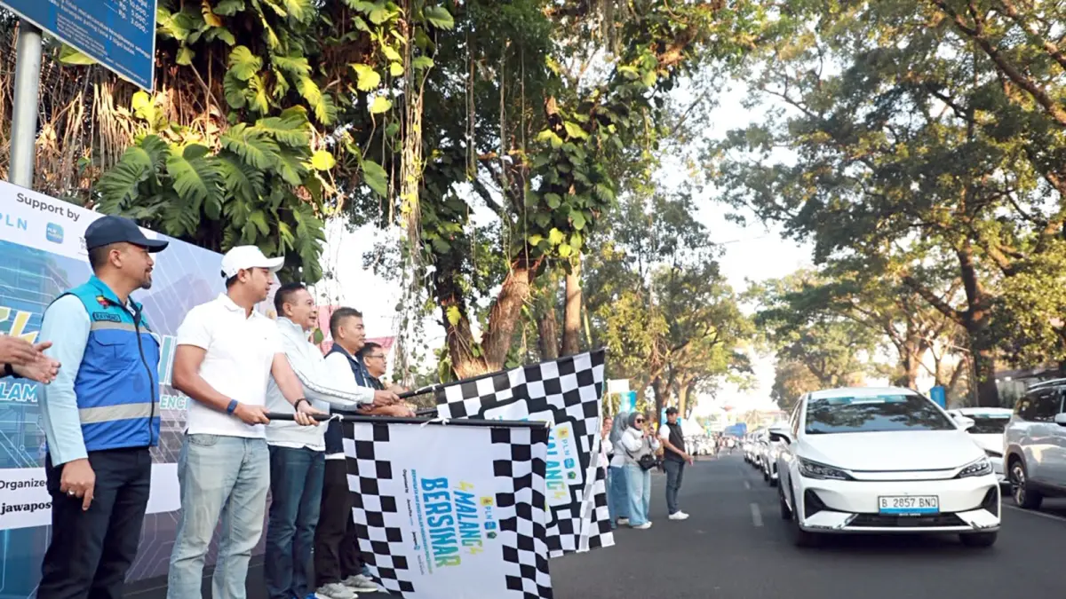 Wali Kota Malang Wahyu Hidayat memberangkatkan parade mobil dinas (DARMONO/RADAR MALANG)